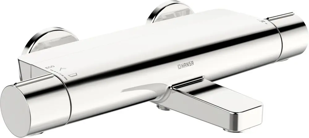 Chromfarbene Wannenfüll- und Brausebatterie von HANSA mit zwei Bedienelementen zur Temperatur- und Mengeinstellung. Elegantes Design mit abgerundeten Kanten.